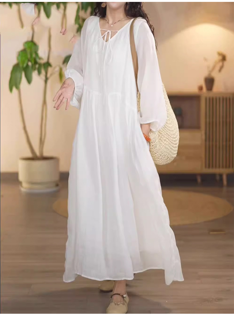 エレガントなシルエットのロングワンピース