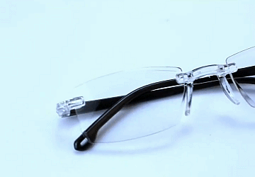 生涯交換不要な自動焦点調節メガネの使用イメージ