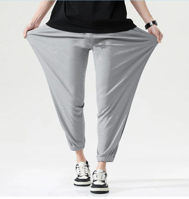 涼感を感じる夏のメンズカジュアルパンツ