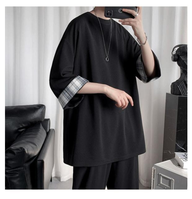 夏にぴったりのメンズ半袖Tシャツ着用例