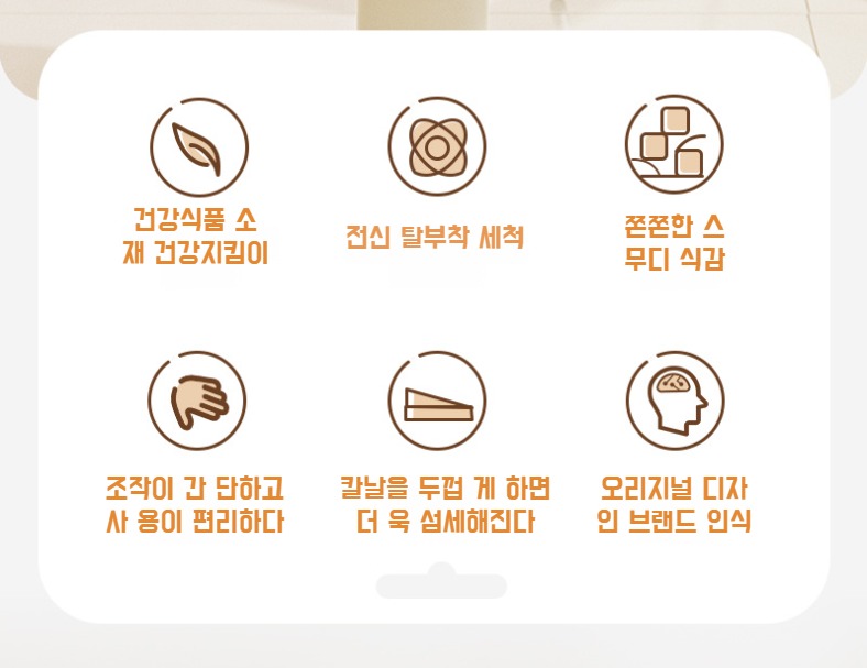 손잡이로 얼음을 가는 빙수기 사용 장면