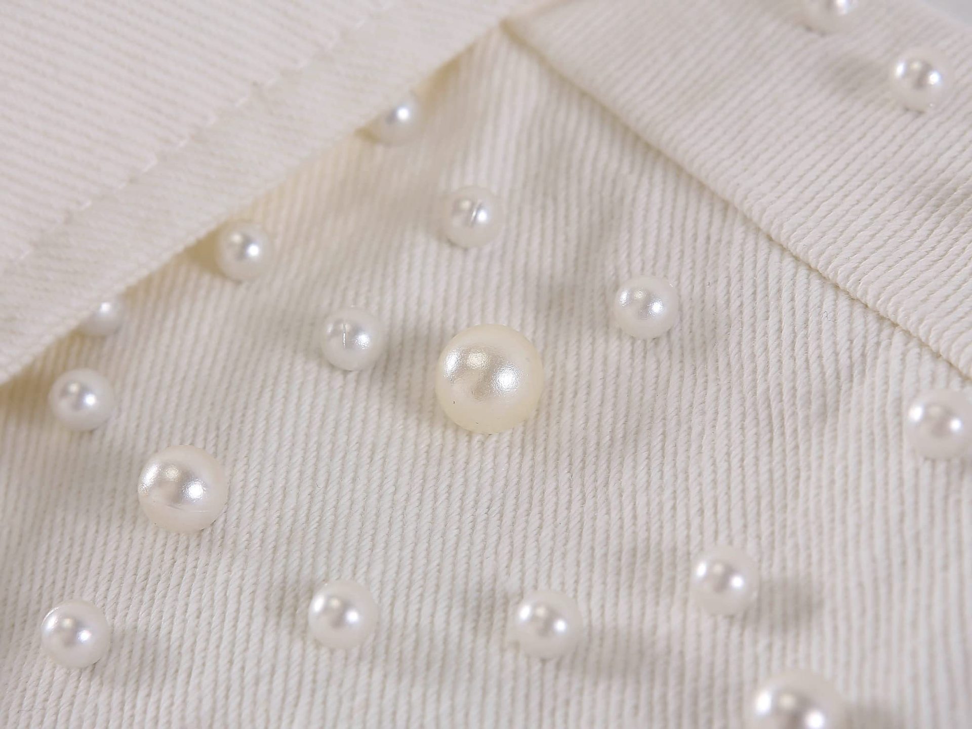 إطلالة أنيقة مع جاكيت جينز مزين للنساء