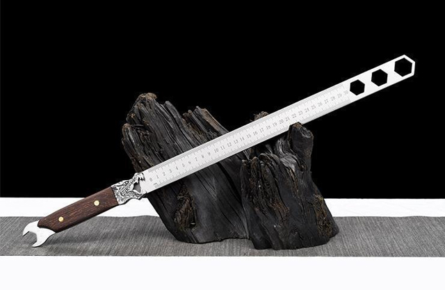 コンパクトで持ち運び便利なレンチツール