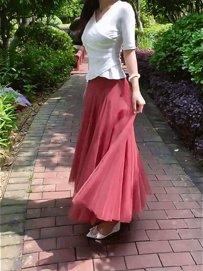 롱스커트와 망사 소재의 고급스러운 조화