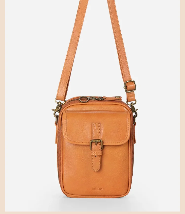 伝統技術で仕上げたショルダーバッグの職人作業