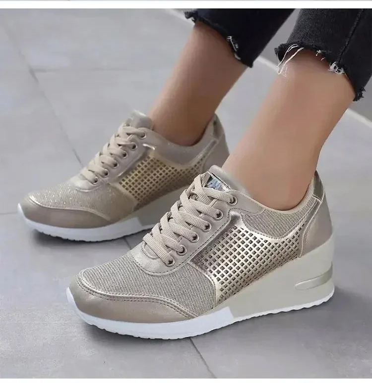 حذاء نسائي بكعب اسفين لإطلالة عملية