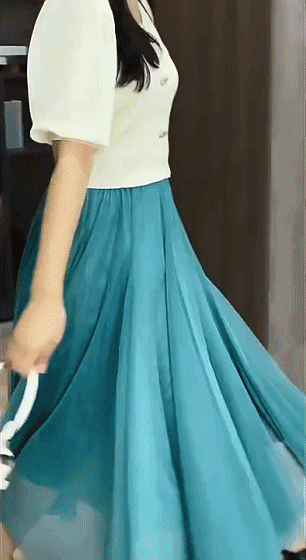 부드러운 안감이 있는 중학생 스커트