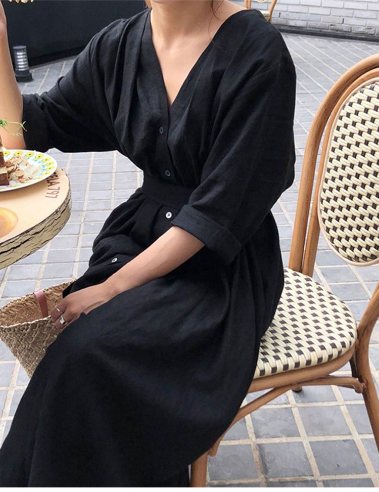 シンプルデザインのVネックマキシワンピース