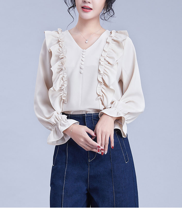 女性らしいシルエットのシフォンブラウス横からの写真