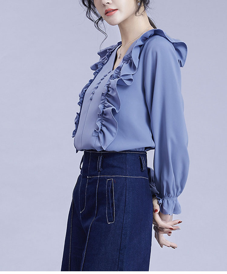 通勤やオフィスにも最適な上品ブラウス