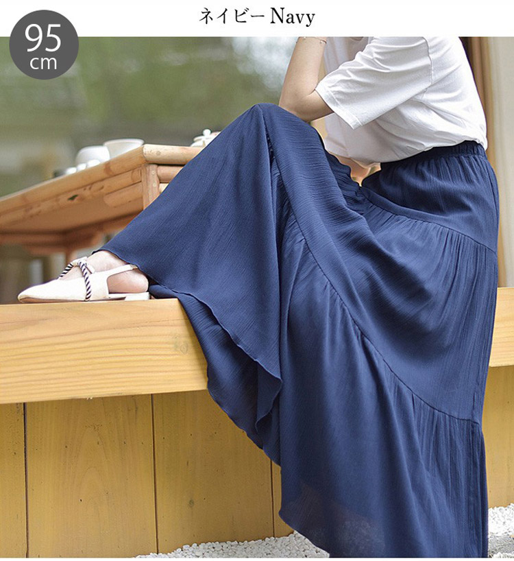 フェミニンな印象を与えるフレアロングスカート