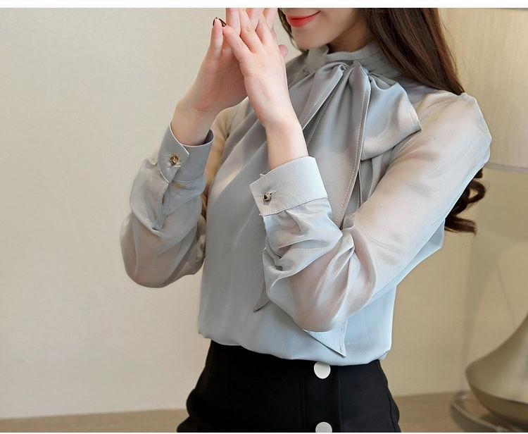 ふんわり袖が特徴のシフォンブラウス