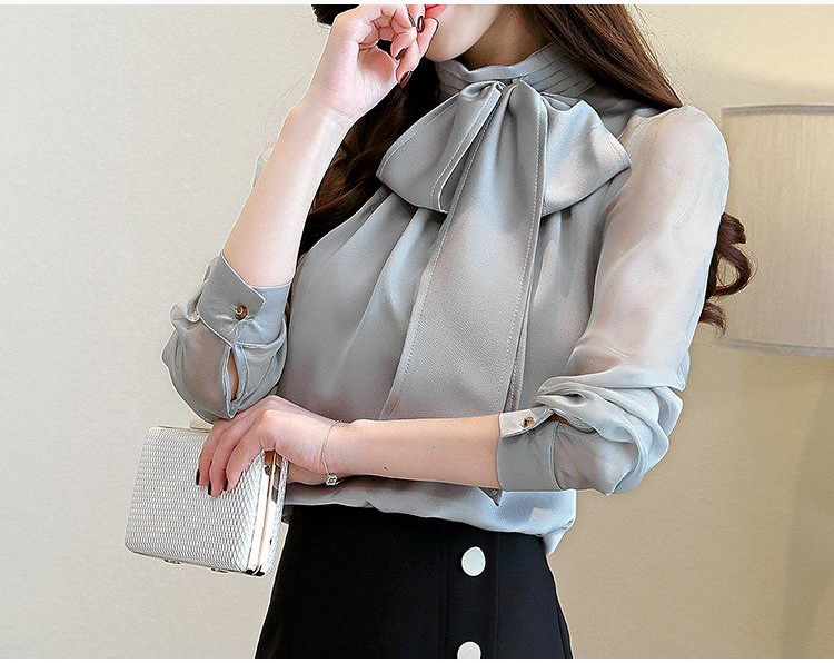 シフォンブラウスのバックスタイル