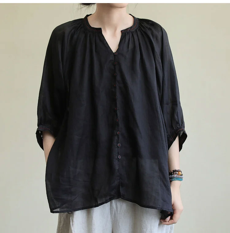 ふんわり袖とリラックス感のあるブラウスデザイン