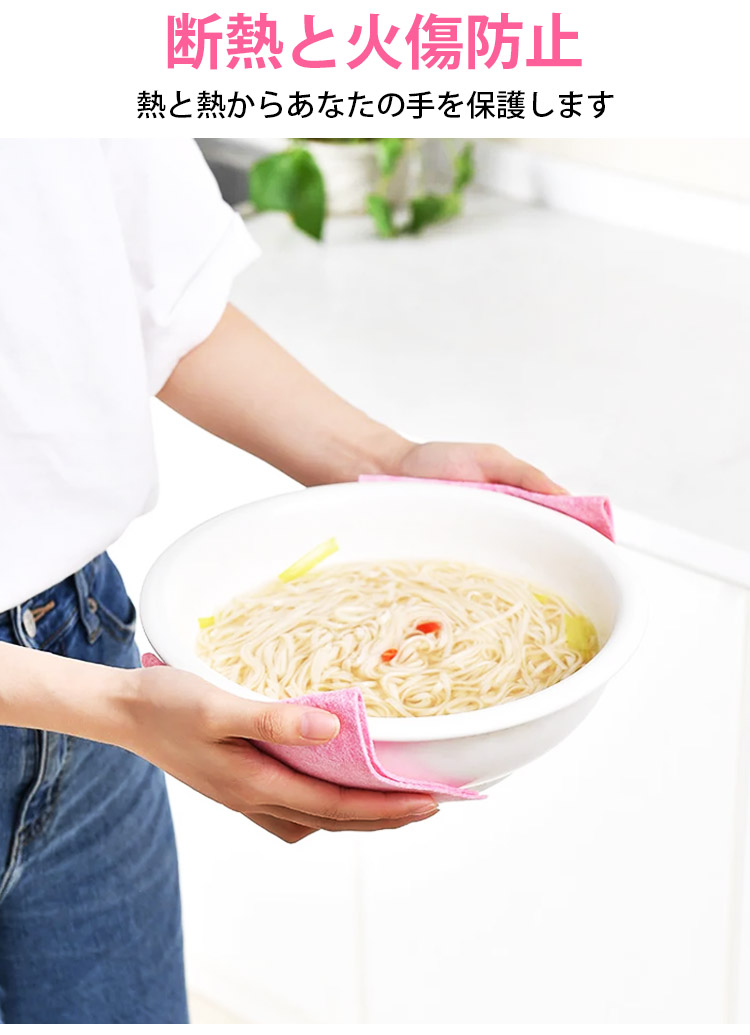 セルロースクロスでテーブルを拭く様子