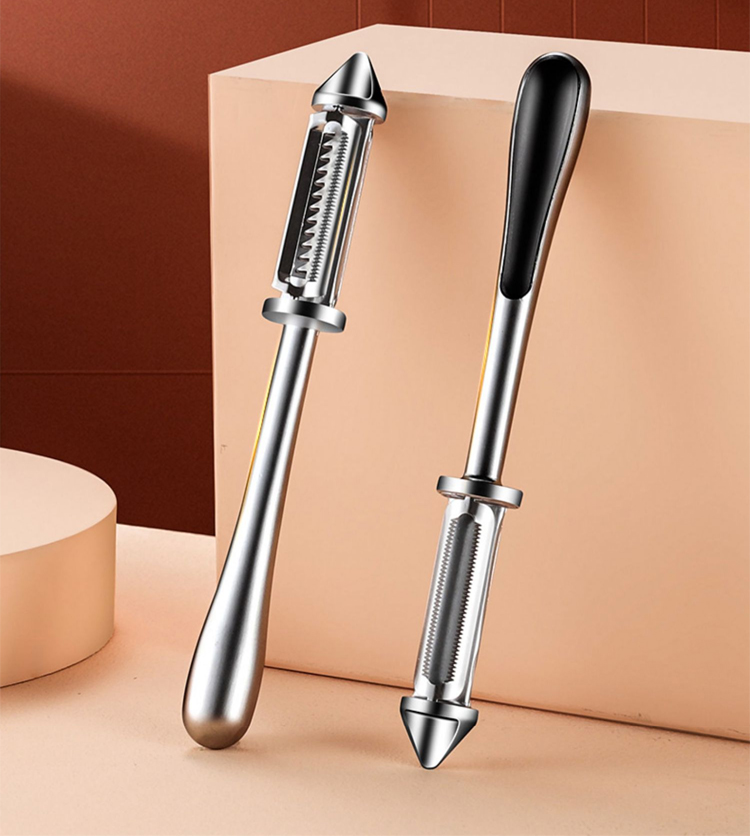 ピーラーで人参を皮むきしている様子