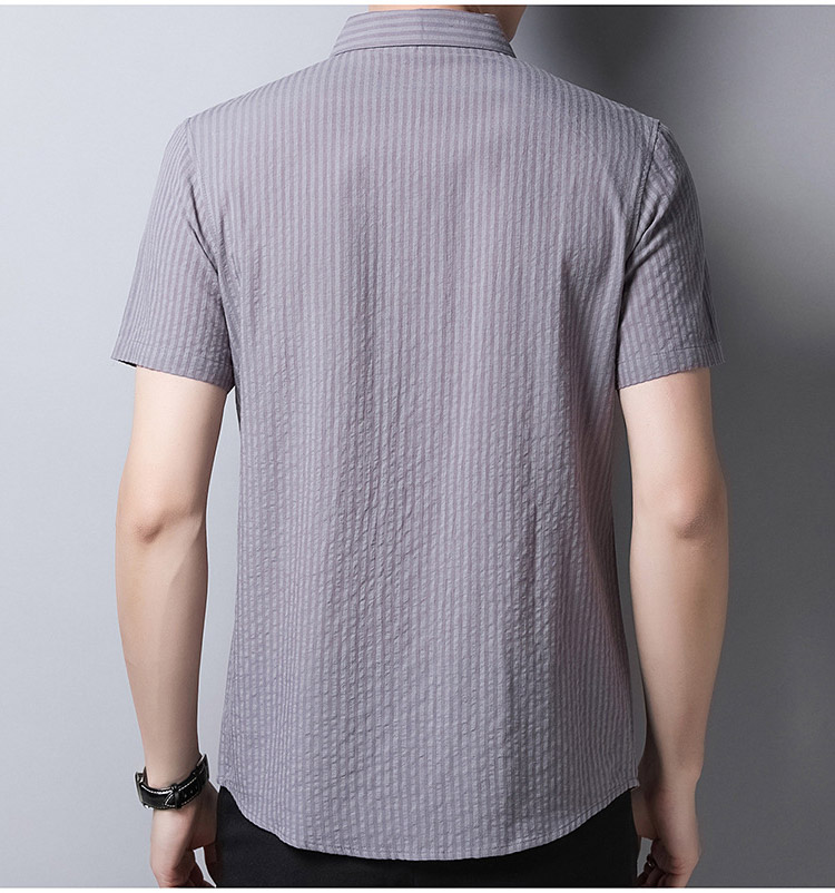 快適な着心地のストライプ柄半袖シャツ