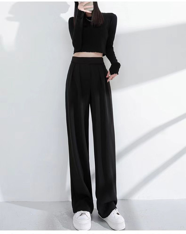 体型カバー効果のあるドレープパンツ横からの写真