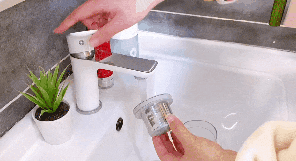 Usuwanie alergenów z tapicerki za pomocą odkurzacza