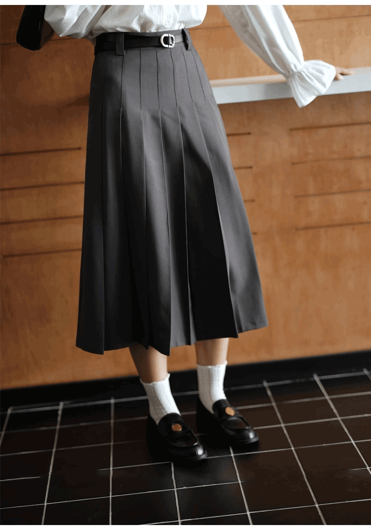 女性らしいシルエットのプリーツスカート